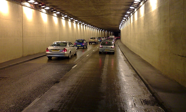 高速道路トンネル内部